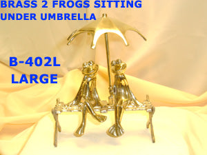 B 402L BRASS 2 FROGS SITTING UNDER UMBRELLA         