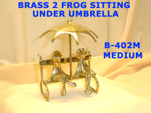 B 402M BRASS 2 FROGS SITTING UNDER UMBRELLA         